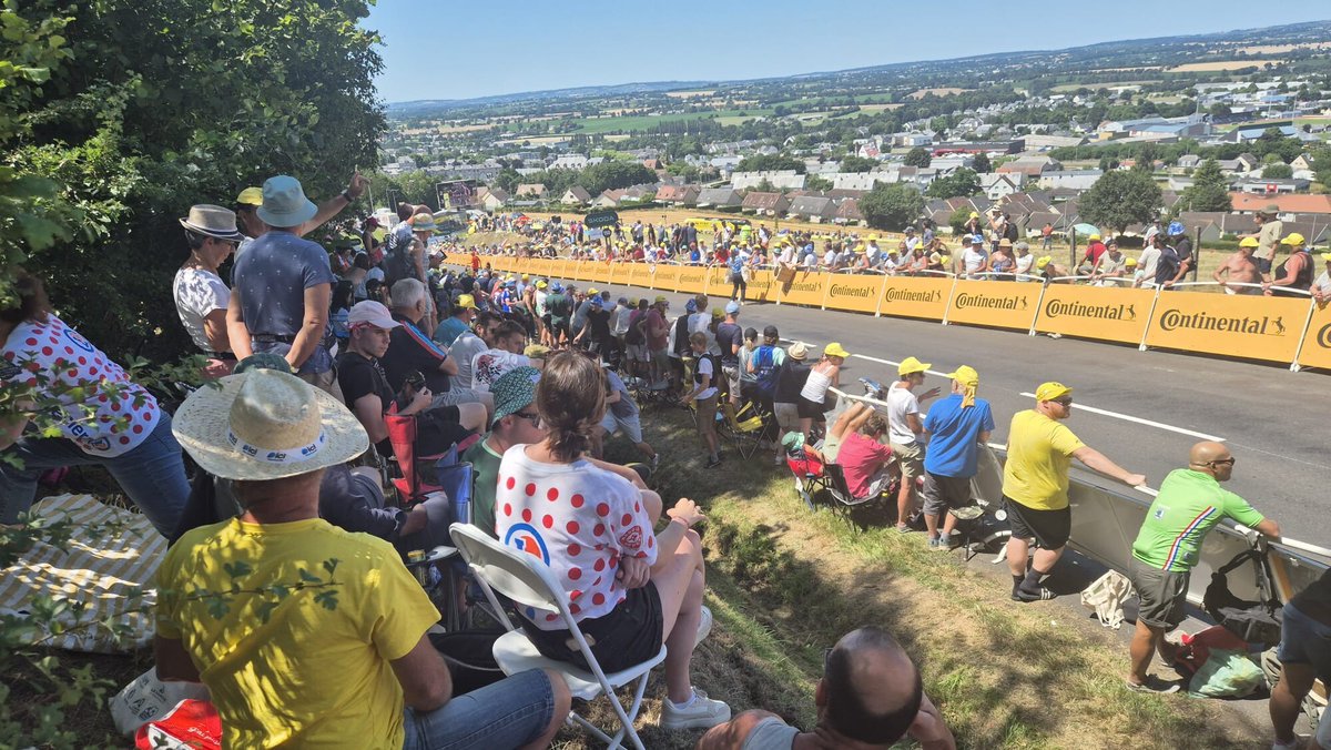 ici Normandie (Calvados-Orne) (@ici_bnormandie) on Twitter photo À la recherche du meilleur endroit, le plus haut possible, pour bien voir la ligne d'arrivée à Vire ! #TDF2025 À la recherche du meilleur endroit, le plus haut possible, pour bien voir la ligne d'arrivée à Vire ! #TDF2025
