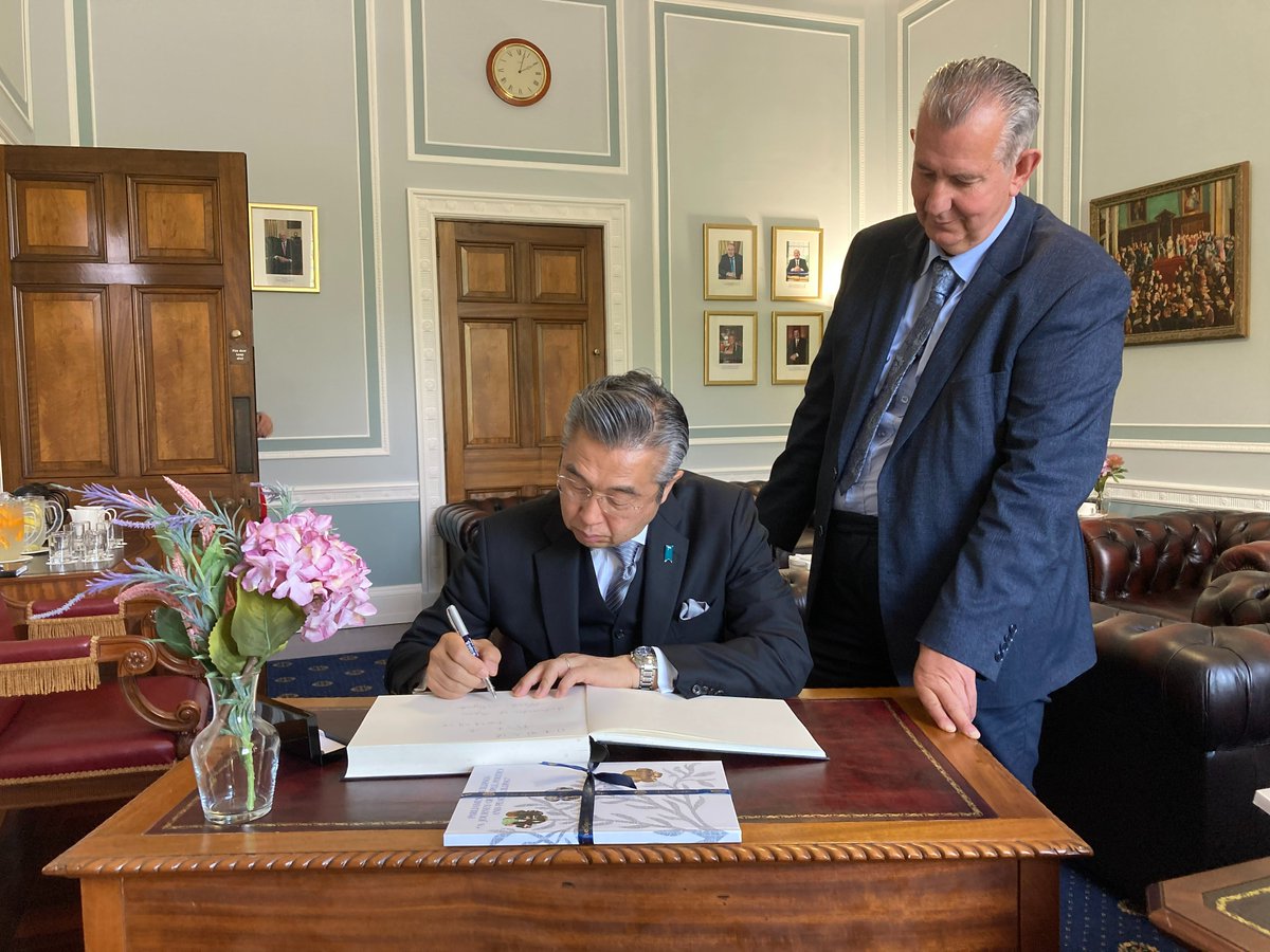 AmbJapanUK's tweet image. Delighted to meet Speaker of the Northern Ireland Assembly @edwinpootsmla at Parliament Buildings in Stormont. Enjoyed fruitful discussions on strengthening relations between Japan & Northern Ireland!