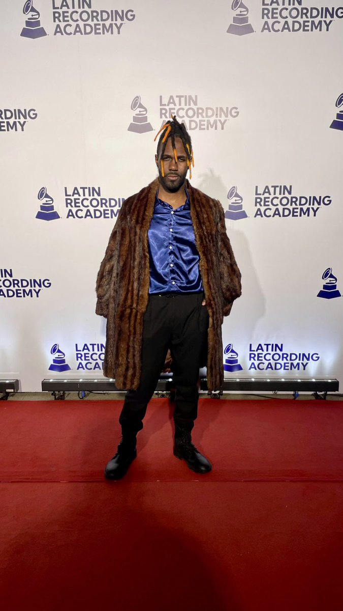 oIgorOggy's tweet photo. Que noite incrível, @LatinGRAMMYs 💙🧡 https://t.co/9Fq32HkWTM