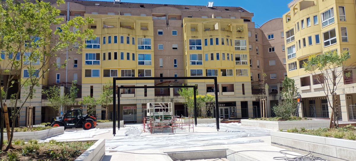 Place de Franche-Comté : les travaux avancent. 
En ce moment ➡ pose des pergolas pour l'ombre et la fraîcheur. 
Un nouvel espace végétalisé à Belfort, à découvrir samedi 30 août 2025.