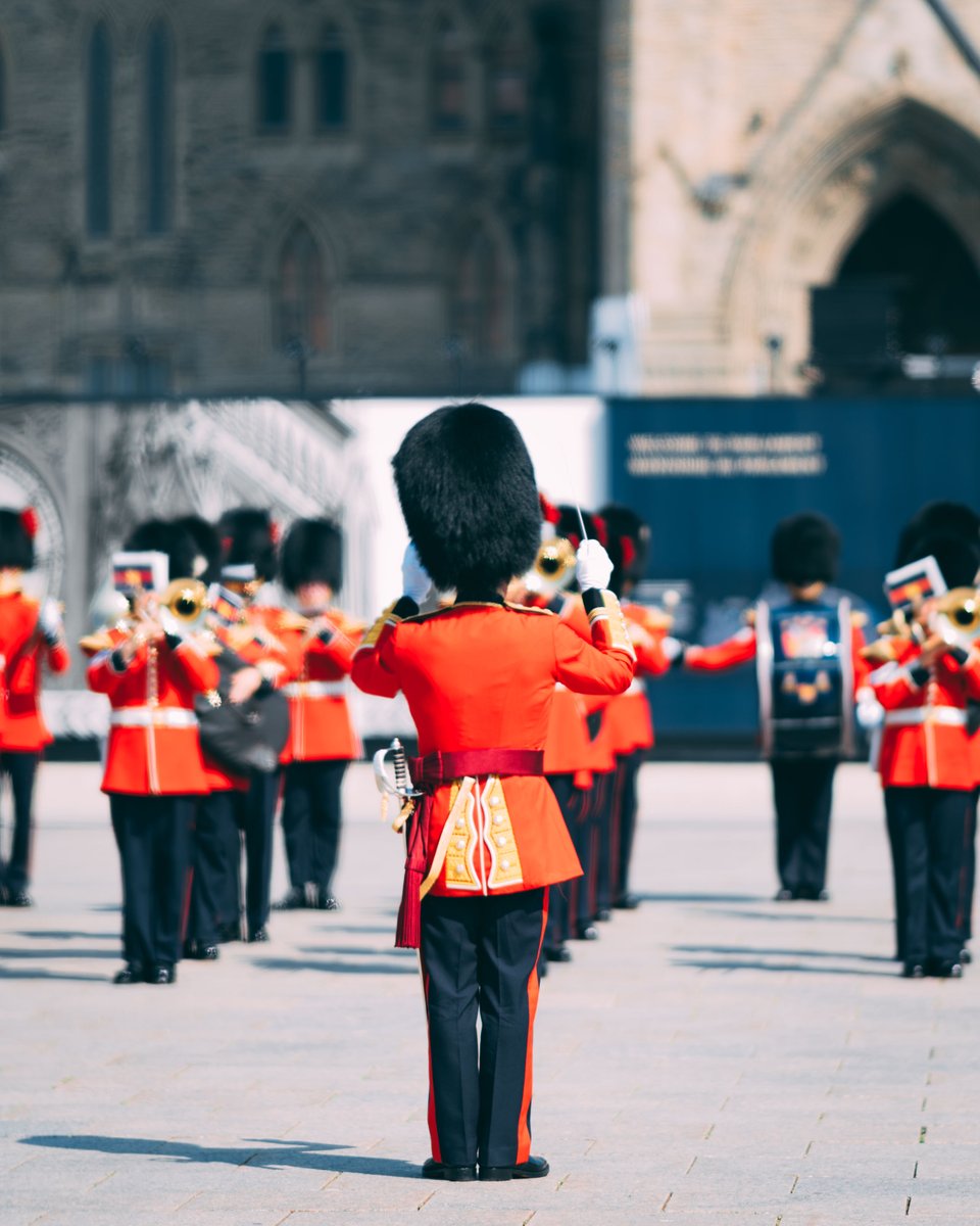 OurCommons's tweet image. Until August 20, 2025, the Ceremonial Guard will conduct a parade daily at 10:00 a.m. on Parliament Hill, weather permitting.
Come see them marching in their distinctive scarlet tunics and bearskin caps!