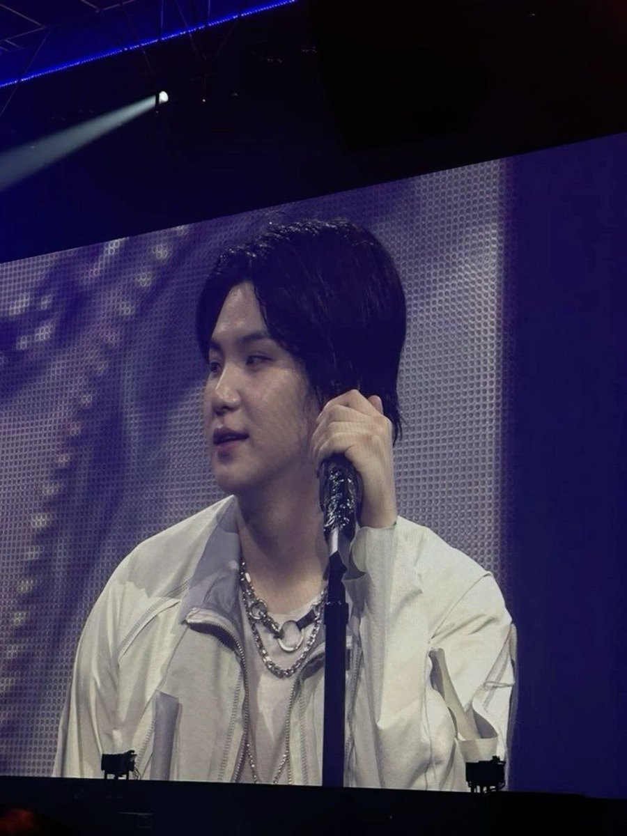STARGAZEYOONS's tweet image. yoongi in big screens during the d-day tour is like a breath of fresh air #suga #yoongi #agustd #bts