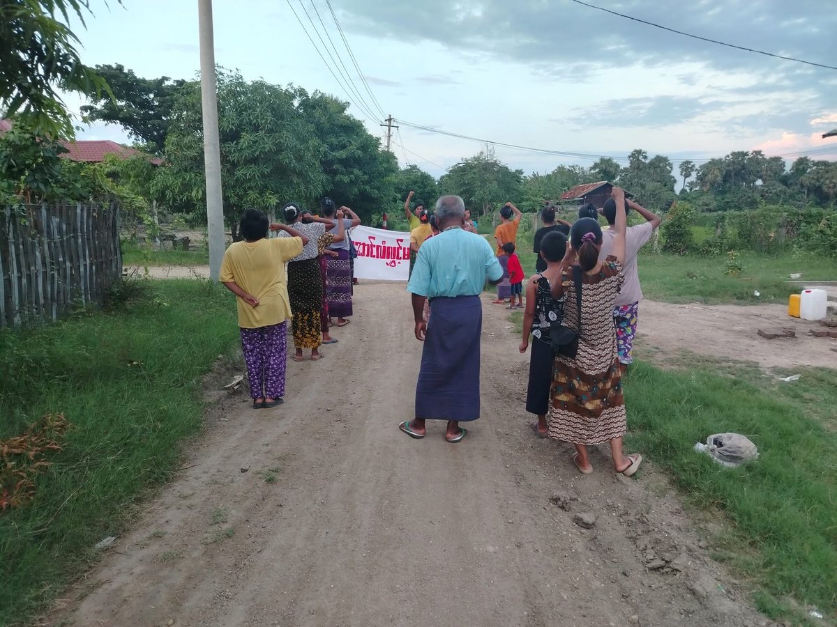 Evening protest led by local residents from a village of #Yinmarbin Twp, #Sagaing Region, regularly staged a strike to overthrow the #MilitaryDictatorship on Jul10.

#WarCrimesOfJunta     
#2025Jul10Coup                               
#WhatsHappeningInMyanmar