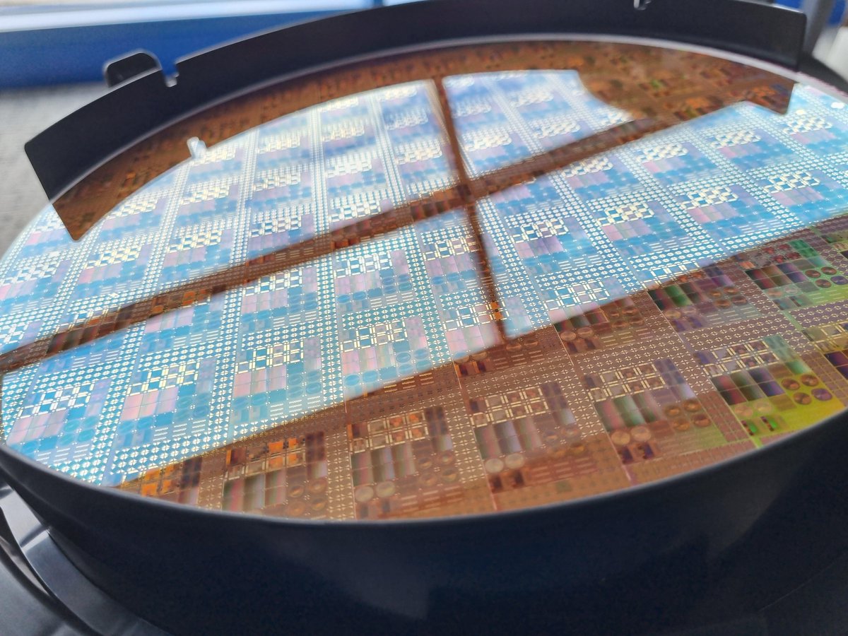 ST_World's tweet image. 📢 #STMicroelectronics signed a new license agreement with Metalenz, enabling the proliferation of metasurface optics across high-volume consumer, automotive and industrial markets➡️ spkl.io/6017ADvrv @MetalenzNews 
#imaging #semiconductors #optics #consumer #innovation