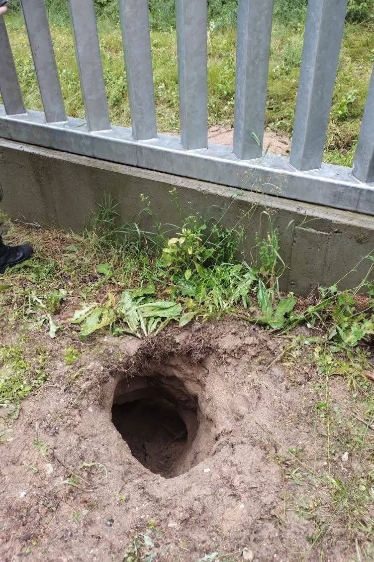 BREAKING:

20 migrants from Afghanistan dug a tunnel under the fence and tried to sneak from Belarus into Poland. It's been reported that border guards were attacked.