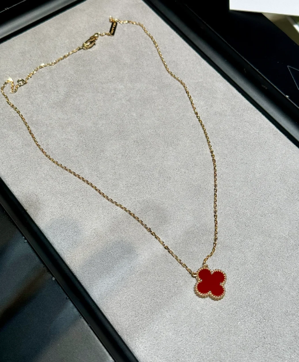 blevins_mod's tweet image. 四つ葉のクローバーは幸運の草と呼ばれていますが、いくつか持っているのは良いことです