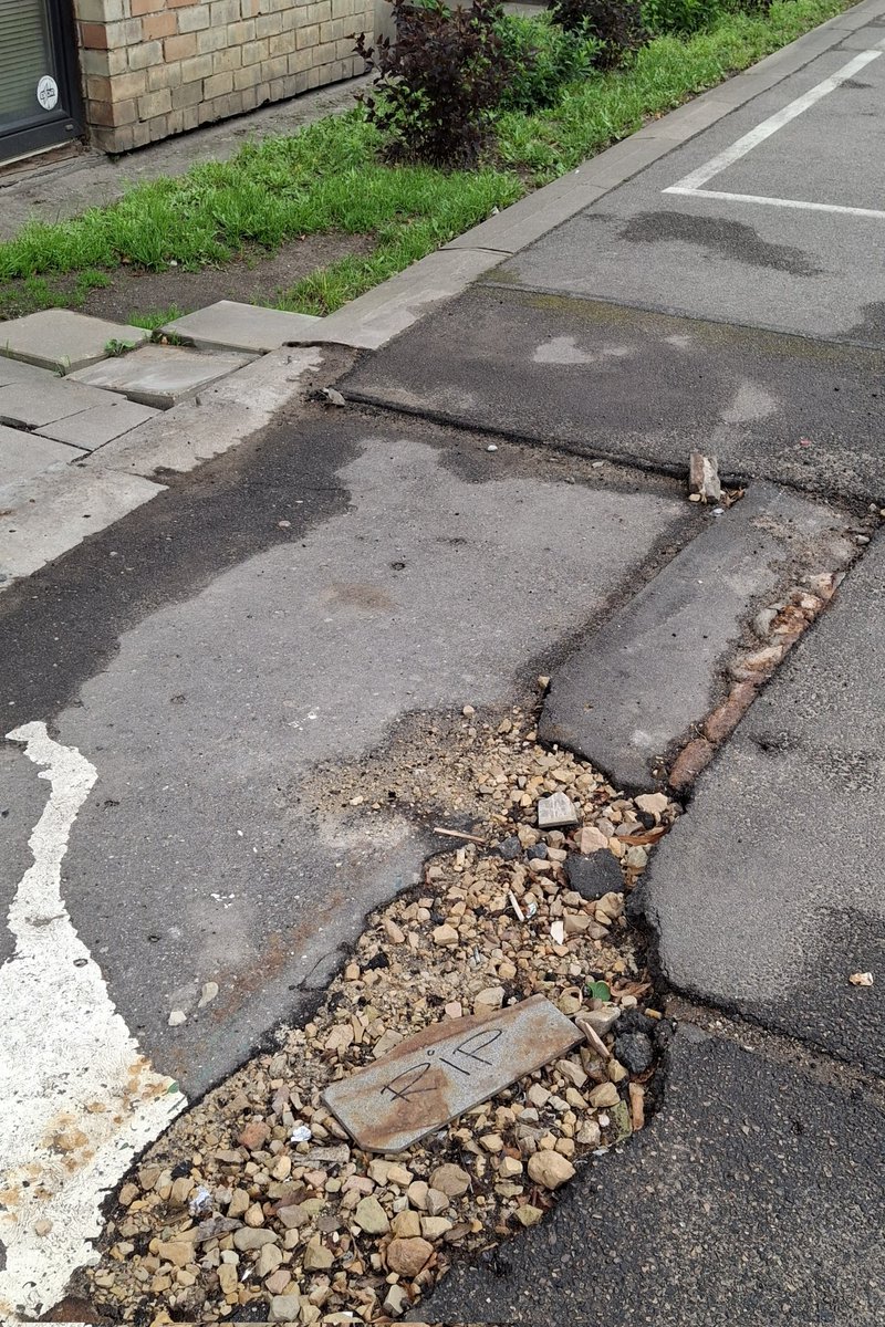 Brasa skumst par savu <a href="/NarvesenLV/">Narvesen</a> kiosku pie Ēveles ielas pieturas