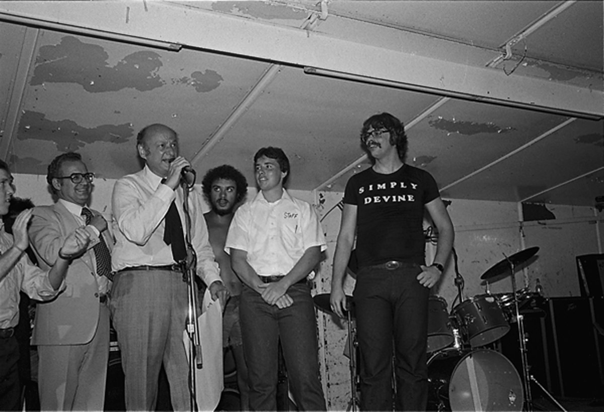 Today in 1980 - Mayor Edward I. Koch at the premier concert at Kaleidoscope featuring Staten Island rock group Simply Divine  #ThisDayInHistory 

(on.nyc.gov/40AfkZa)