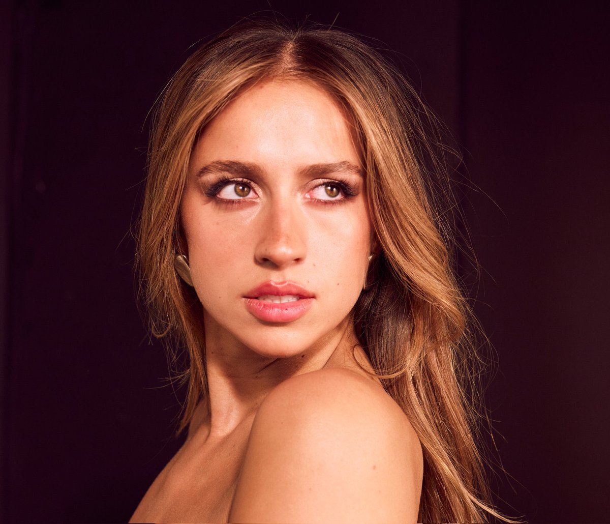 tatesfile's tweet image. tate mcrae is insanely beautiful
