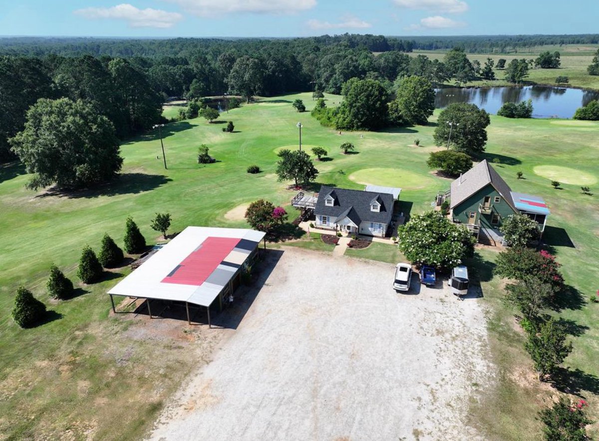 marlo29646's tweet photo. 🏌️‍♂️ FOR SALE: 9-Hole Golf Course on 22.82 Acres that already receives lots of traffic from local golfers!
Perfect as-is or transform it into a money-maker:

✨ Glamping Resort
✨ Wedding Venue
✨ Tiny Home Community
✨ Retreat Center
✨ Driving Range + Family Fun Park https://t.co/EAF5eBCn5N