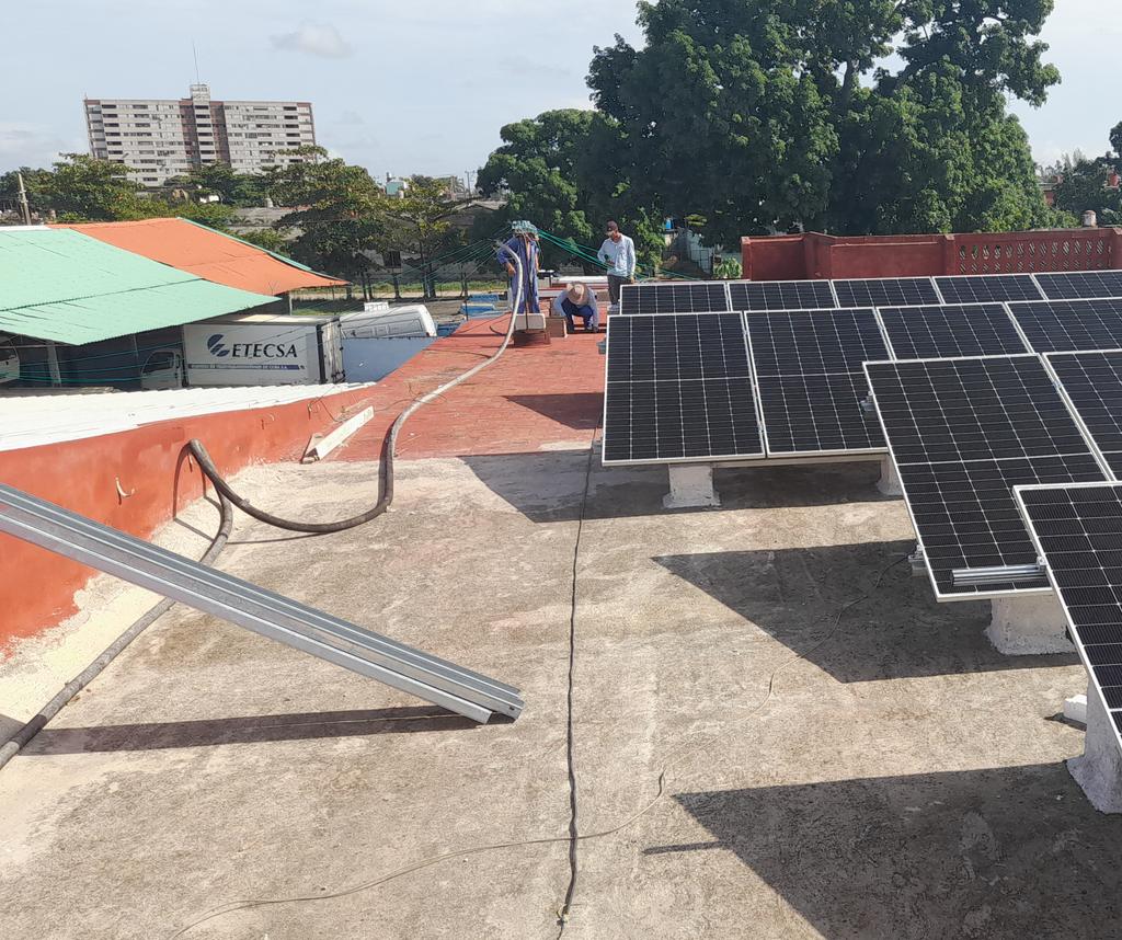 Se labora en <a href="/ETECSA_Cuba/">ETECSA</a> en #Camaguey en la instalación de paneles solares para el taller automotriz, las unidades de energética, operativa de planta exterior y ejecución de obras. Con capacidad de 37 kva. Energía limpia y soberanía energética.  💙💙💙💙💙