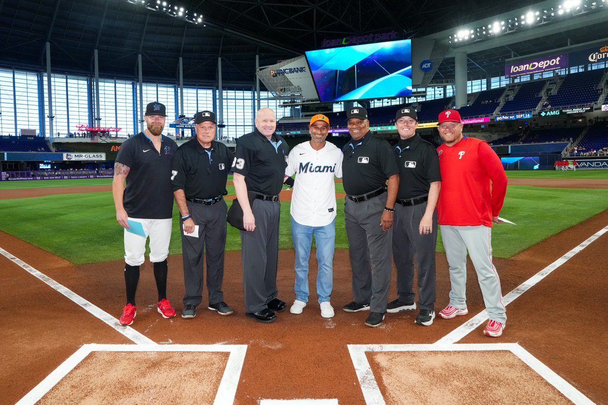 SylvesterCancer's tweet image. We had the honor of inviting Sylvester patient Donica Stephens to join us at the @Marlins Prostate Cancer Awareness Game. 🙌
Donica first met with Dr. Sanoj Punnen (@sanojpunnen) at the @dsui_miami_uro, part of @UMiamiHealth, and was later referred to Sylvester medical…