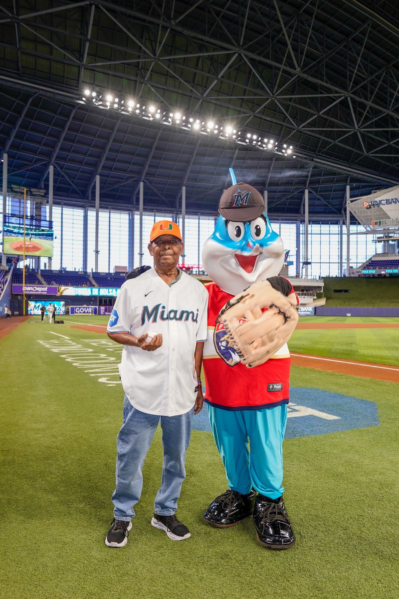 SylvesterCancer's tweet image. We had the honor of inviting Sylvester patient Donica Stephens to join us at the @Marlins Prostate Cancer Awareness Game. 🙌
Donica first met with Dr. Sanoj Punnen (@sanojpunnen) at the @dsui_miami_uro, part of @UMiamiHealth, and was later referred to Sylvester medical…