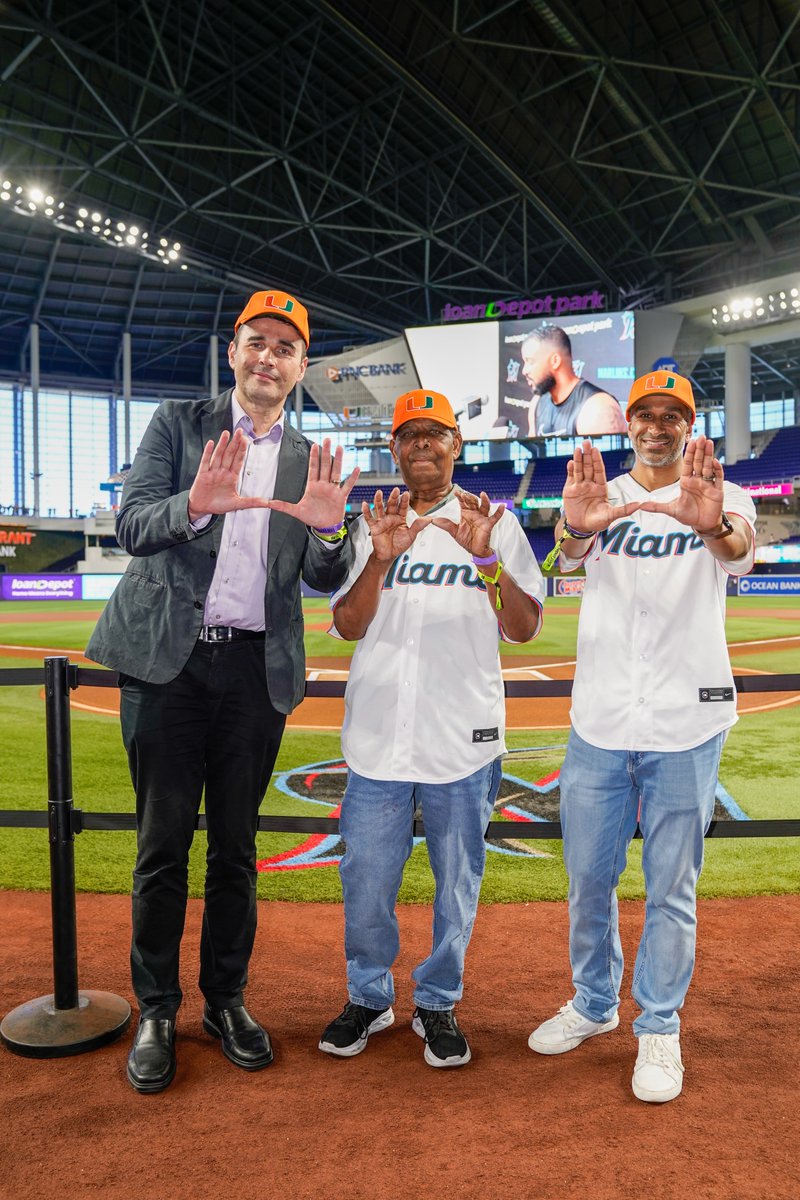 SylvesterCancer's tweet image. We had the honor of inviting Sylvester patient Donica Stephens to join us at the @Marlins Prostate Cancer Awareness Game. 🙌
Donica first met with Dr. Sanoj Punnen (@sanojpunnen) at the @dsui_miami_uro, part of @UMiamiHealth, and was later referred to Sylvester medical…