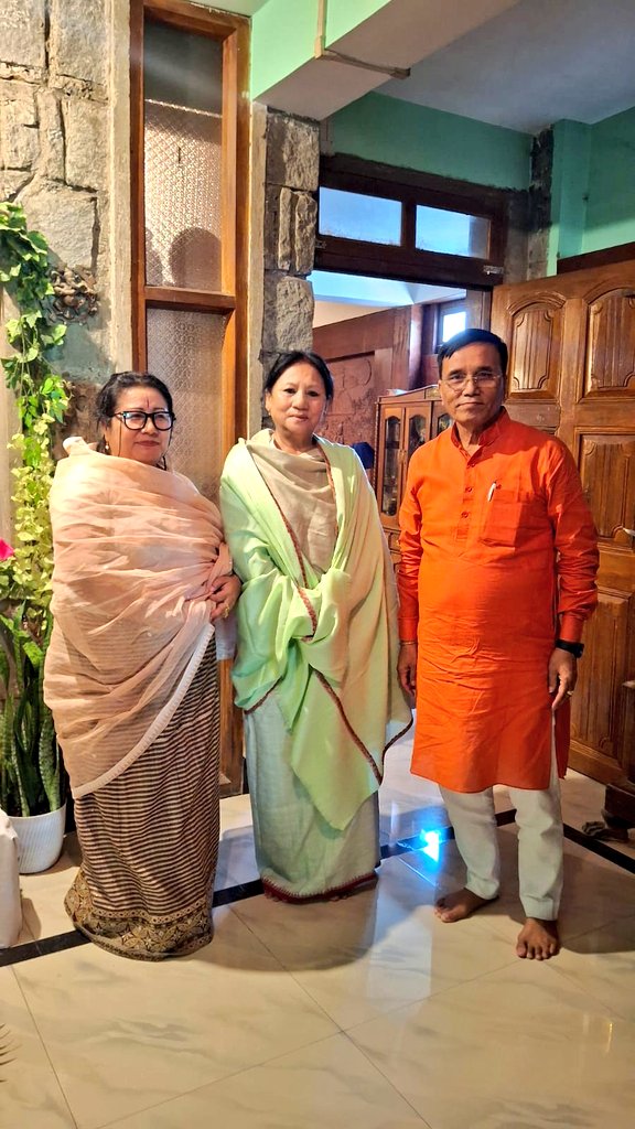 On the auspicious occasion of Guru Purnima, had the privilege to offer a sawl as a mark of respect and gratitude to Smt. Nongthombam Amusana Devi, a prominent figure in Manipuri dance.
Honored with the prestigious Sangeet Natak Akademi Award (2014), her lifelong dedication has