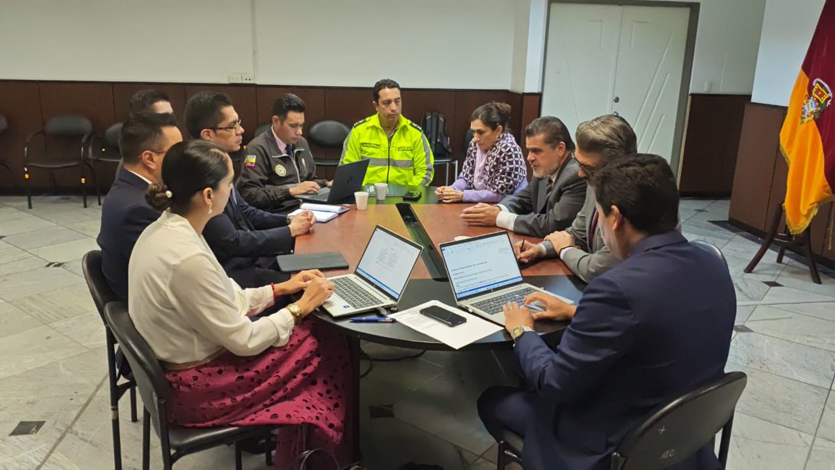 CorteAzuay's tweet image. La @CorteAzuay conjuntamente con @goberazuay @AzuayCJ @FiscaliaEcuador @DefPublicaEC @PoliciaEcuador desarrollan " Mesas Interinstitucionales de Justicia y Seguridad en la provincia del Azuay" , con la finalidad de brindar un mejor servicio a la ciudadanía.