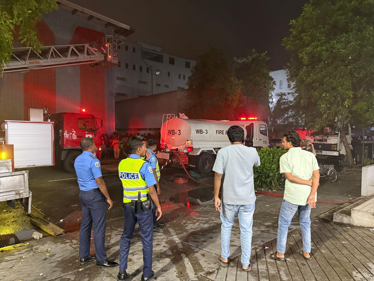 PoliceMv's tweet image. ހުޅުމާލެ ފޭސް 1، އިންޑަސްޓްރިއަލް ޒޯންގައި ހުރި ގުދަނެއްގައި އަލިފާން ރޯވުމާ ގުޅިގެން ފުލުހުންނާއި އެމްއެންޑީއެފް ފަޔަރ އެންޑް ރެސްކިއުއިން ދަނީ ހަރަކާތްތެރިވަމުން