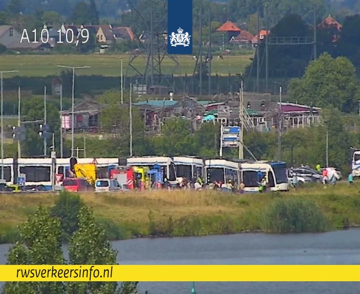 Vanwege een ongeval met een tram op een aansluitende weg is op de #A10 richting knp. Coenplein afrit Zeeburg dicht. Verkeer komende vanaf knp. Watergraafsmeer kan keren bij Durgerdam (afrit 15).