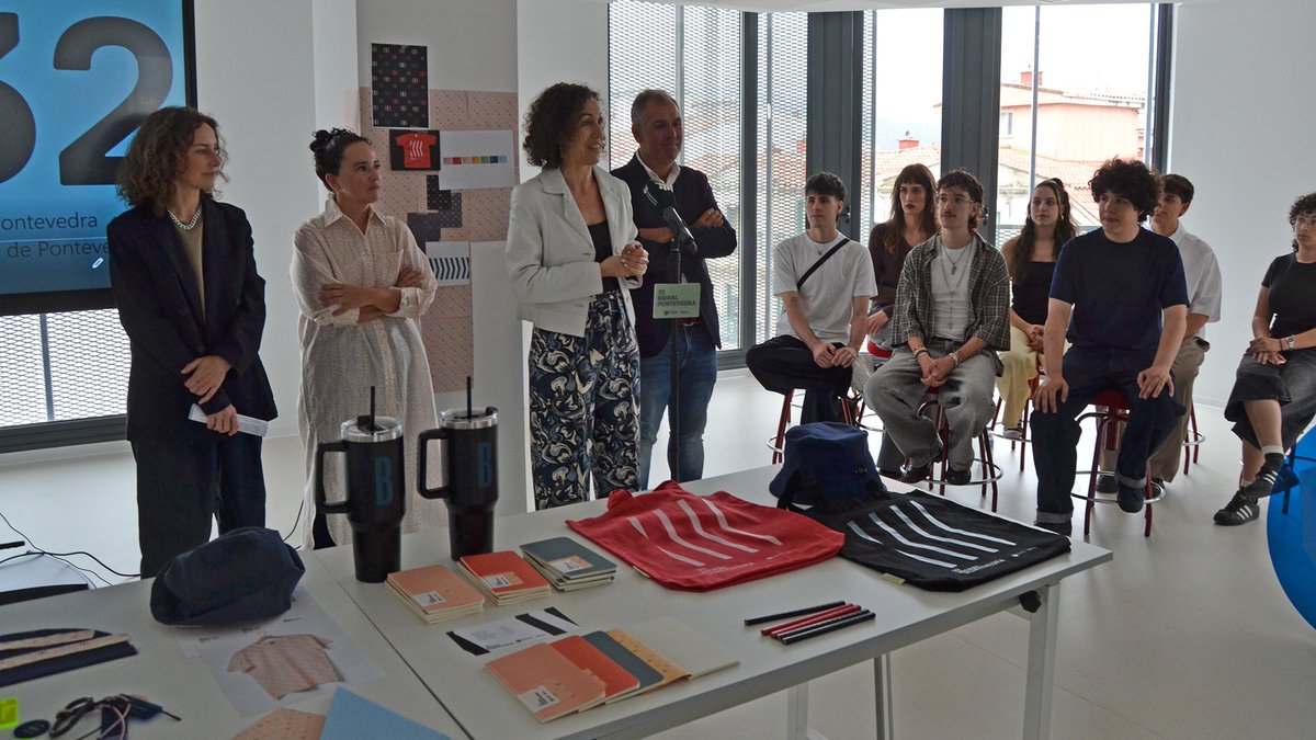 'B32' é o título da colección oficial de produtos de merchandising da Bienal de Arte de Pontevedra, desenvolvida polo alumnado da Facultade de Deseño da <a href="/uvigo/">Universidade de Vigo</a>, ao abeiro dun convenio coa <a href="/depo_es/">Deputación Pontevedra</a>.

➡️acortar.link/Dkn2mK

#duvi #uvigo #xeracionuvigo