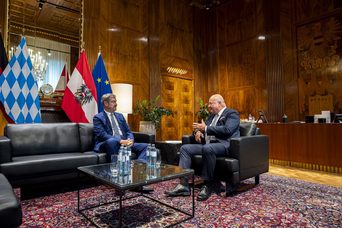 _CStocker's tweet image. Nachbarn, Partner, Freunde - guter Austausch mit dem bayerischen Ministerpräsidenten @Markus_Soeder heute im Bundeskanzleramt.
Viele zentrale Themen betreffen Österreich und Bayern gleichermaßen. Von der illegalen Migration über sicherheitspolitische Aspekte bis hin zu…