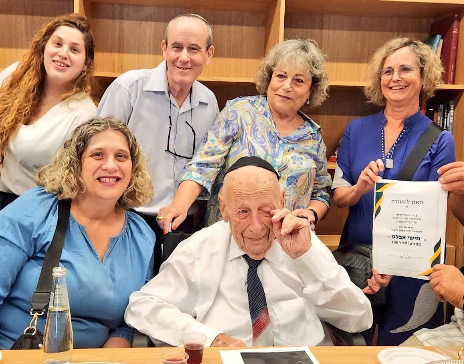 GiladCohenJR's tweet image. משה אבלס, שורד שואה מהונגריה, חגג אתמול יום הולדת 100 ביד ושם - המקום לו הקדיש כ-25 שנים מחייו בהתנדבות בארכיון ההיסטורי. "החזרתי ולו במעט, את הקולות לאלו שנרצחו. עכשיו תורכם להמשיך את העבודה שלנו, לזכור, לספר ולהעביר את הסיפור לדורות הבאים"