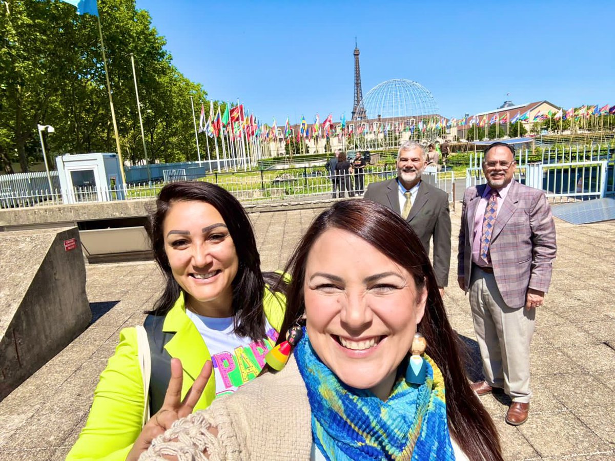 𝗔𝗻𝗮 𝗱𝗲 𝗥𝗼𝗱𝗿í𝗴𝘂𝗲𝘇 (@mielodan) on Twitter photo ✨ Hoy en el Jardín de la Paz🌼
En un bello set con la Esfera de la UNESCO y la Torre Eiffel de fondo 🇫🇷, celebramos el diálogo cultural y la paz✌🏻
🔊No te pierdas la transmisión de nuestro pdte. <a href="/NicolasMaduro/">Nicolás Maduro</a> sobre la Gran Misión Madre Tierra.
¡Unidos por el bienestar!💚 ✨ Hoy en el Jardín de la Paz🌼
En un bello set con la Esfera de la UNESCO y la Torre Eiffel de fondo 🇫🇷, celebramos el diálogo cultural y la paz✌🏻
🔊No te pierdas la transmisión de nuestro pdte. <a href="/NicolasMaduro/">Nicolás Maduro</a> sobre la Gran Misión Madre Tierra.
¡Unidos por el bienestar!💚