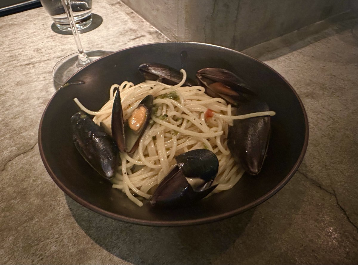 Savoy_truffe's tweet image. 昼は和菓子屋、夜はビストロワインバーという麻布十番のこじんまりした古民家。気さくなワンオペ店主のごはんは、その日の調子と気分で柔軟に対応してくださり、十番なのにどこかほっとします。年中無休・朝5時までなんて、近隣に住んでたらあぶないあぶない。キュヴェ・麻布十番