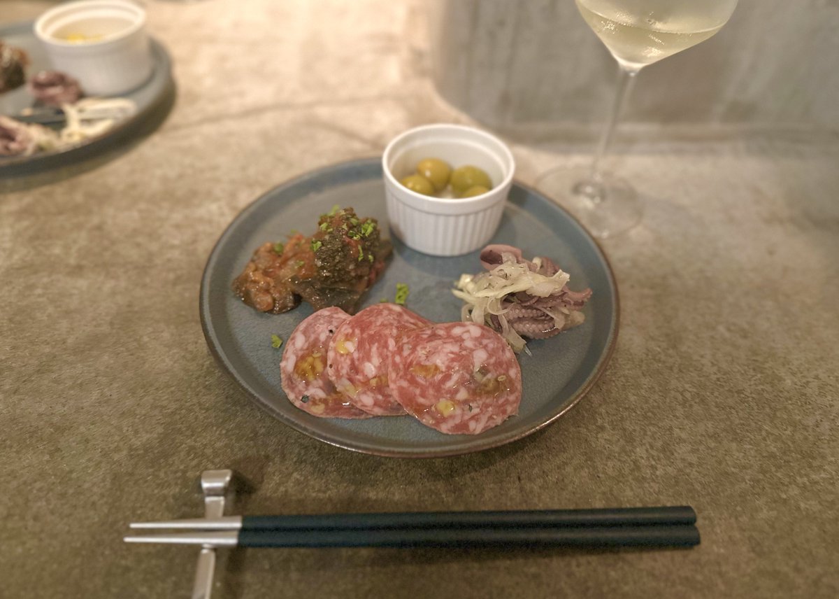 Savoy_truffe's tweet image. 昼は和菓子屋、夜はビストロワインバーという麻布十番のこじんまりした古民家。気さくなワンオペ店主のごはんは、その日の調子と気分で柔軟に対応してくださり、十番なのにどこかほっとします。年中無休・朝5時までなんて、近隣に住んでたらあぶないあぶない。キュヴェ・麻布十番