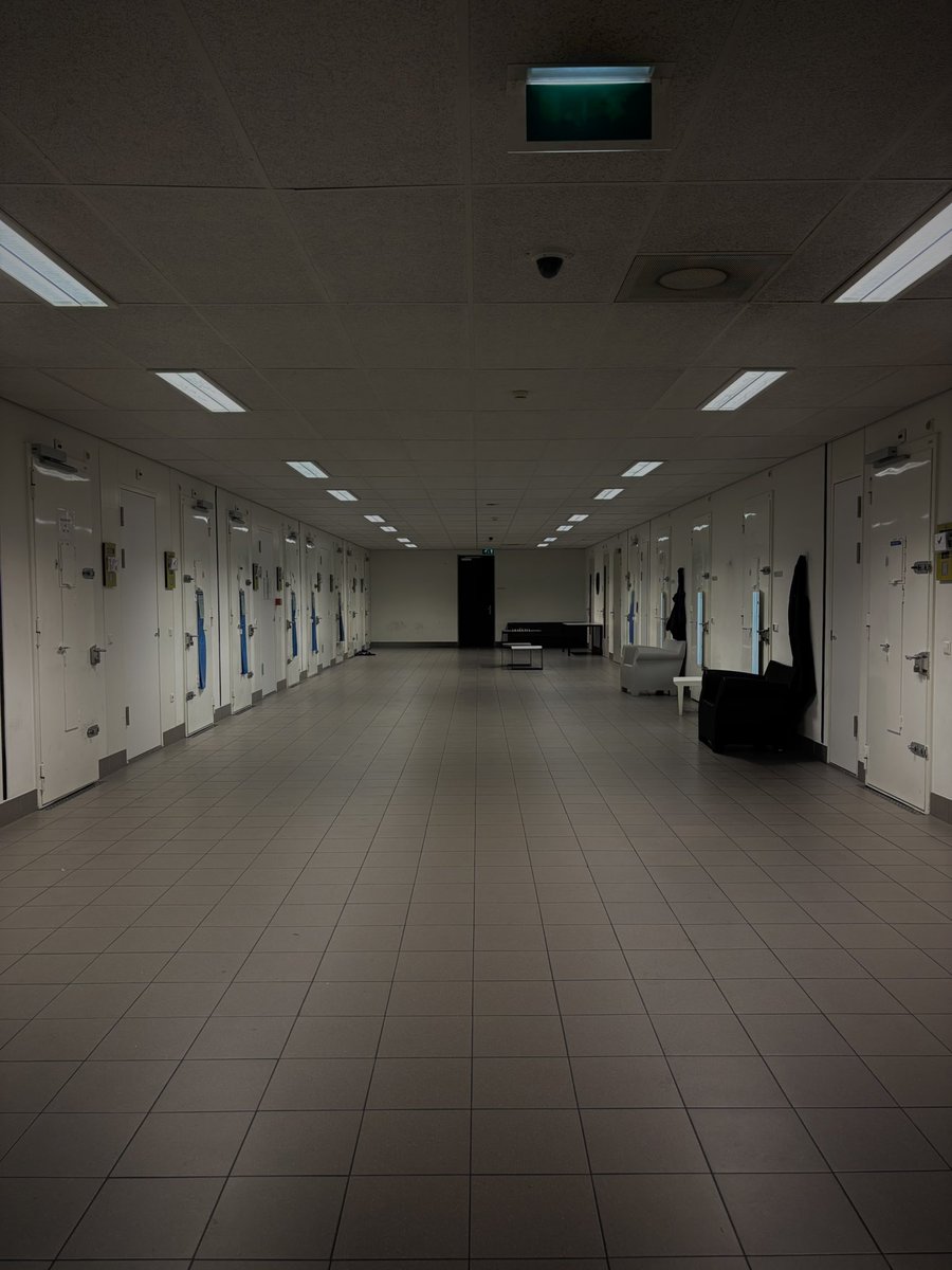 MinisterAenM's tweet image. Vandaag was ik op bezoek bij Detentiecentrum Rotterdam. Indrukwekkend om met eigen ogen te zien hoe vreemdelingenbewaring en het vertrekproces worden uitgevoerd. Belangrijk en uitdagend werk van @dji_detentie en @dtenv! Dank daarvoor. ^DvW