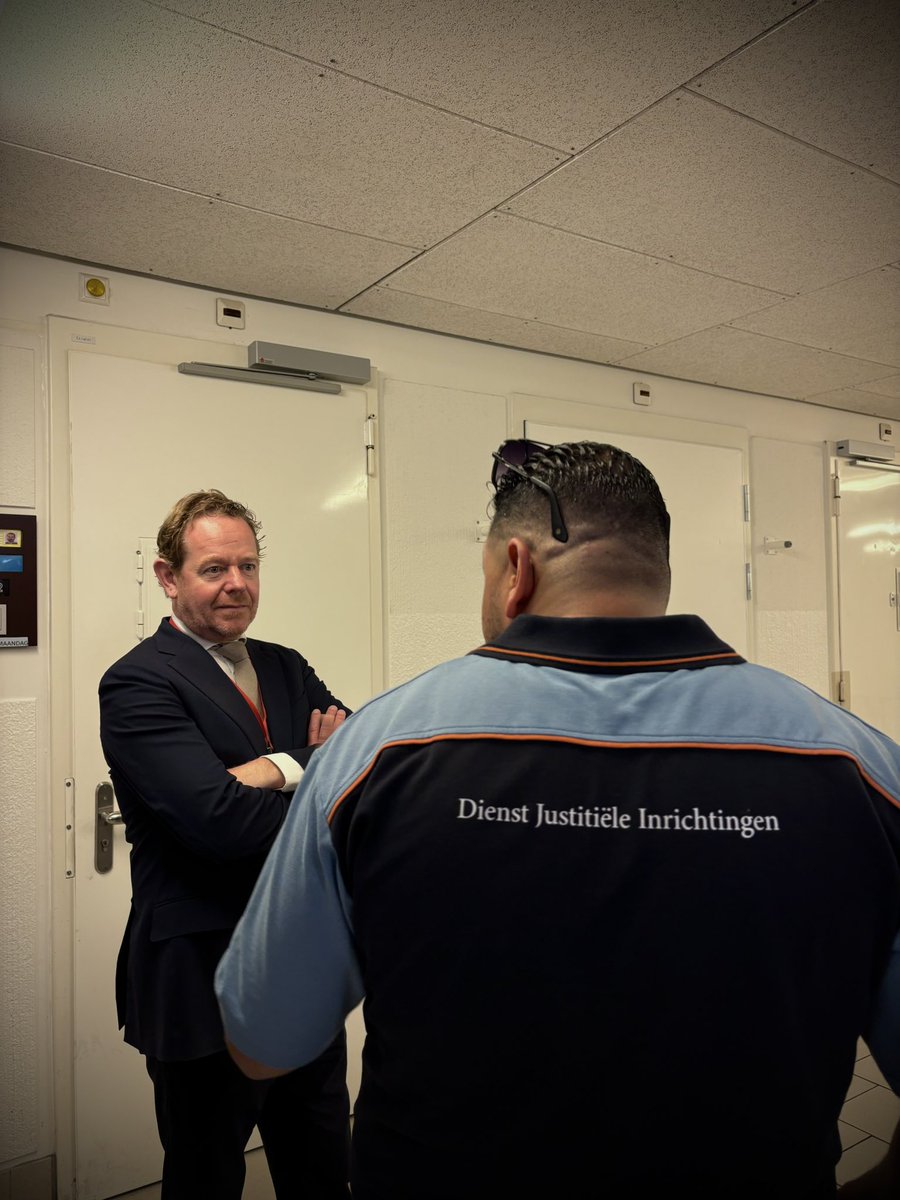 MinisterAenM's tweet image. Vandaag was ik op bezoek bij Detentiecentrum Rotterdam. Indrukwekkend om met eigen ogen te zien hoe vreemdelingenbewaring en het vertrekproces worden uitgevoerd. Belangrijk en uitdagend werk van @dji_detentie en @dtenv! Dank daarvoor. ^DvW