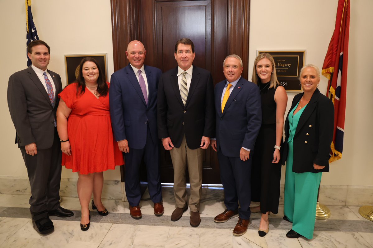 TNFarmBureau's tweet image. Some of our crew spent this week in Washington, D.C. for @FarmBureau's Council of Presidents meeting. Highlights included a visit to the White House with @USDA @SecRollins and @EPA @leezeldin, as well as meeting with both senators - @MarshaBlackburn and @SenatorHagerty. Thankful…