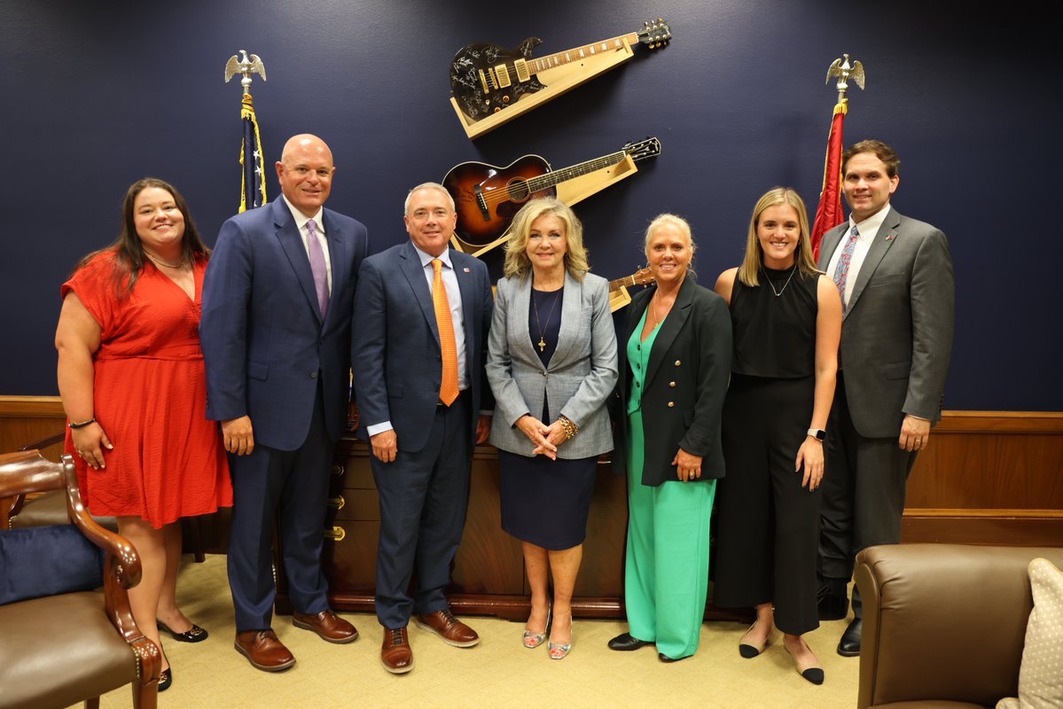 TNFarmBureau's tweet image. Some of our crew spent this week in Washington, D.C. for @FarmBureau's Council of Presidents meeting. Highlights included a visit to the White House with @USDA @SecRollins and @EPA @leezeldin, as well as meeting with both senators - @MarshaBlackburn and @SenatorHagerty. Thankful…