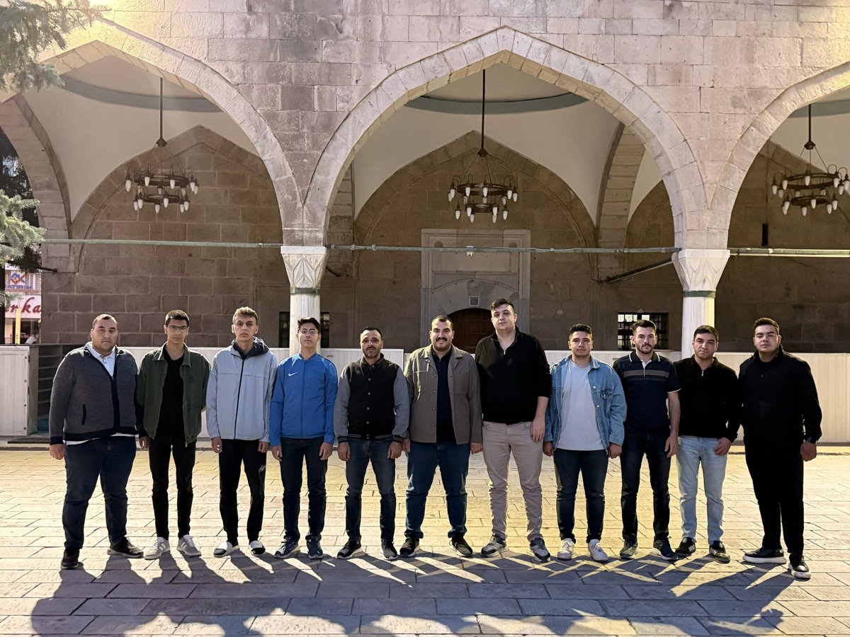 *Bir Sabah Vakti, Bir Yürek Buluşması…*

Nurlu bir sabahın ilk ışıklarında, Niğde’nin huzur dolu atmosferinde yeniden buluştuk.  

Bu mübarek toprakların gençliğini sadece bilgiyle değil; secdenin derinliğiyle, samimi sohbetlerle ve dosdoğru bir yolculukla da besliyoruz.