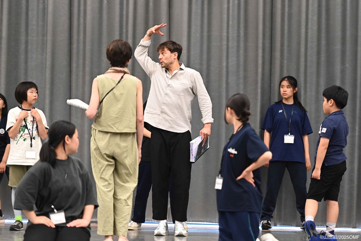 #2025OMF《夏の夜の夢》に向けて、指揮を務める沖澤のどかによるOMF児童合唱団の音楽稽古が行われました。2月から積み重ねてきた練習の成果に、さらに磨きをかけていきます。あわせて、演出助手のリュック・ビュローによる立ち稽古もスタート。本番に向けて着々と準備が進んでいます！