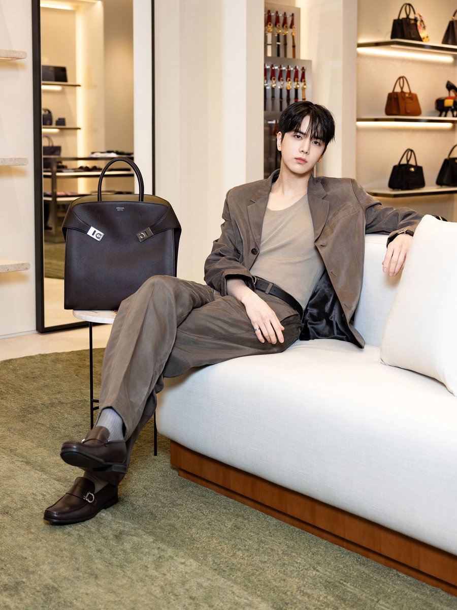 문 tweet media