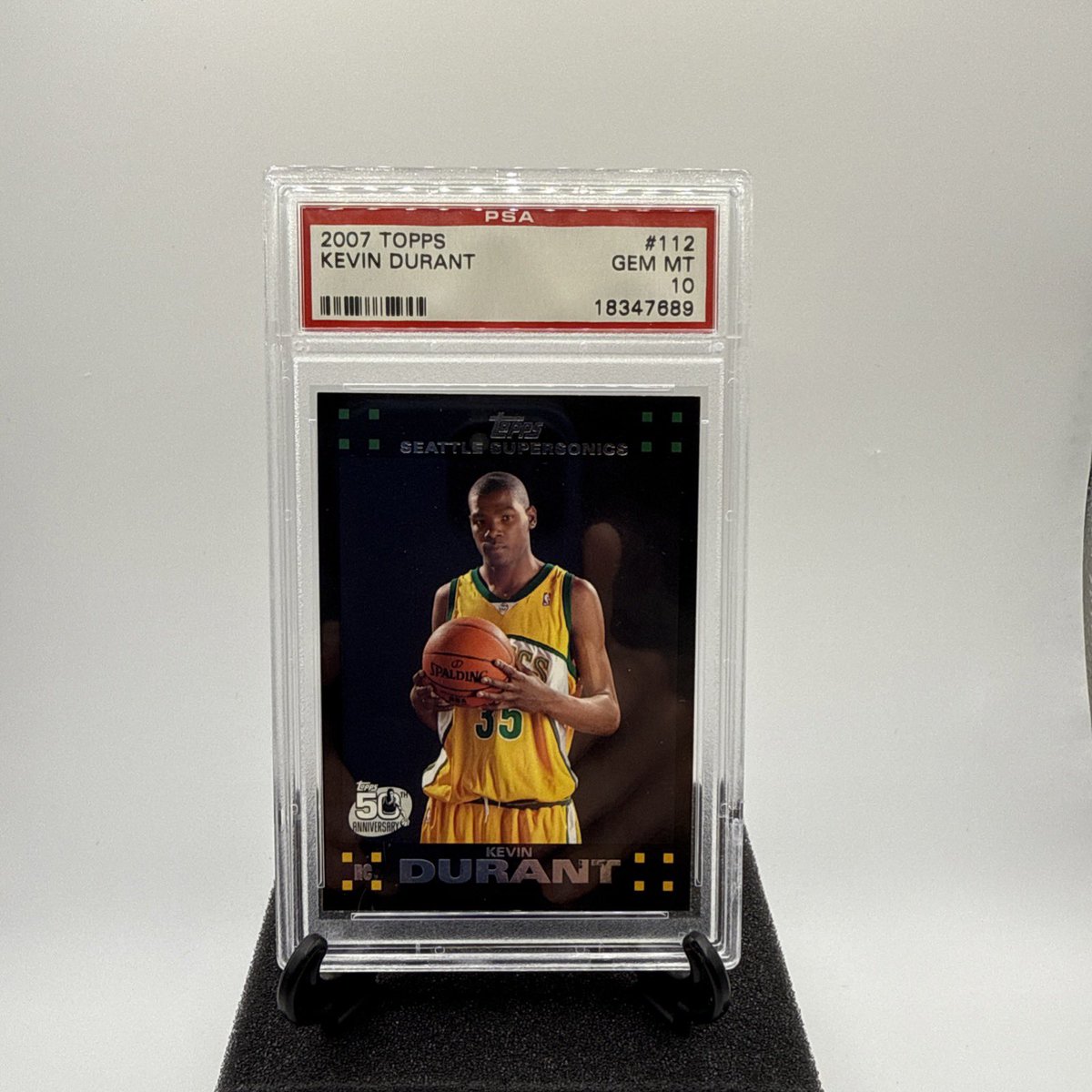Ryan59860418's tweet image. 🔥Kevin Durant rookie card is live now on eBay!

🏀 2007 Topps #112 Kevin Durant
📍 PSA 10 GEM MINT
💎 Iconic Sonics jersey, bold color, crisp condition
🔒 Authenticated and ready for your collection
🟢 Bid now: ebay.us/m/AsvQeU
@SCCTradingCards @SportsCardInv…