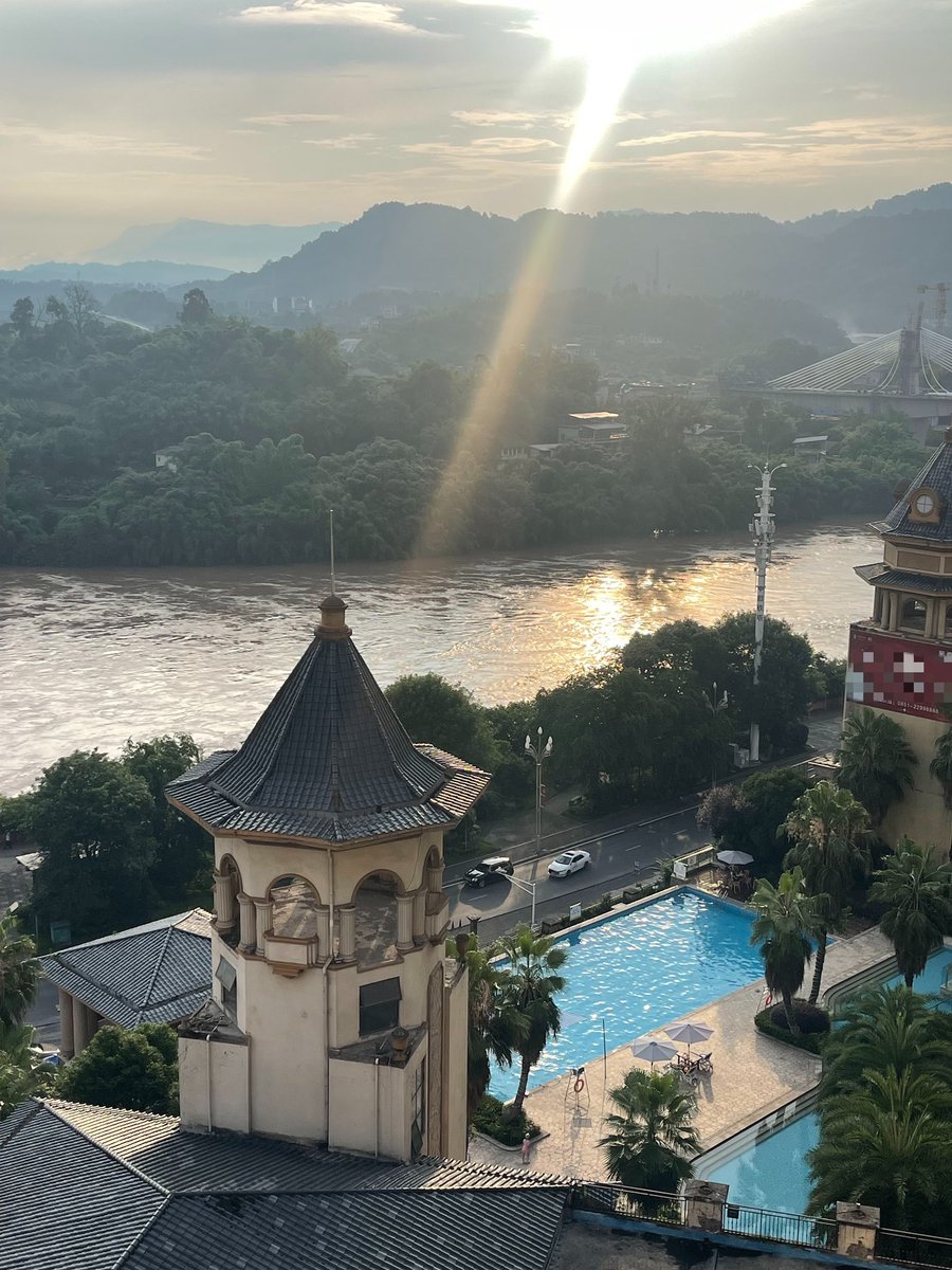 天气正好，没带泳衣，可以裸泳