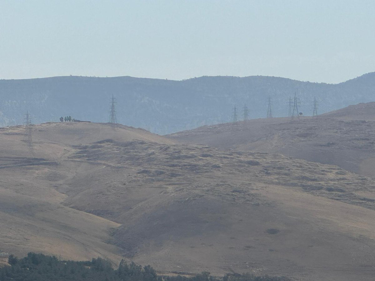 Güney Kürdistan Notları: Dukan’da Gözler Dağlara Bakıyor

Erdal Er – Dukan

Yolun Hafızası: Acılar ve Umutlar

Sabahın erken saatleri... Süleymaniye’den Dukan’a doğru yola çıkıyoruz. Hava sıcak, yol açık ama zihinler dolu. Daha şehir çıkışında Diyar Ciwan, Saddam döneminden kalma