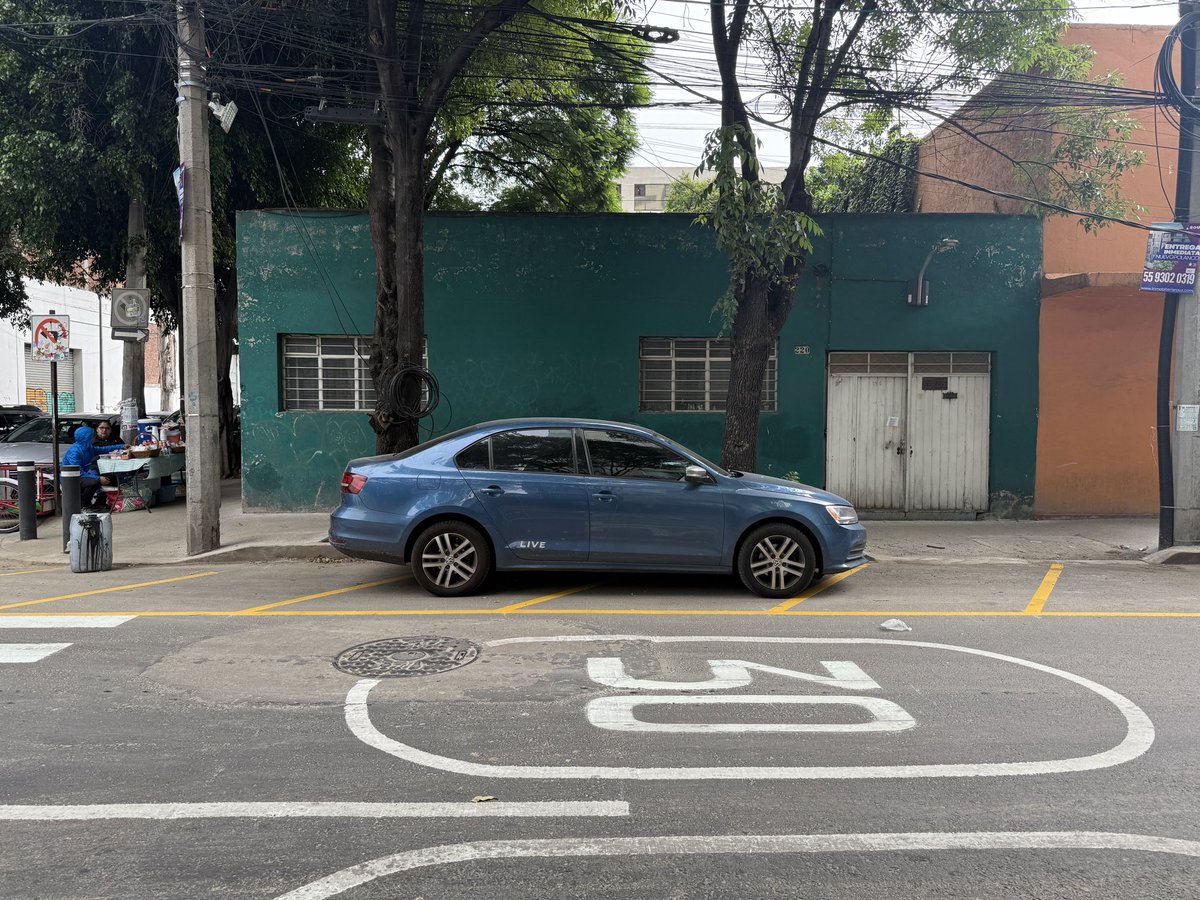 Buenos días <a href="/UCS_GCDMX/">Unidad de Contacto del Secretario SSC CDMX</a> 

Ayer no levantaron ninguna infracción y evidentemente las malas conductas en Laguna de Términos vuelven a repetirse. Tenemos vehículos sobre la banqueta y sobre zona neutra.

Favor de retirar e sancionar.