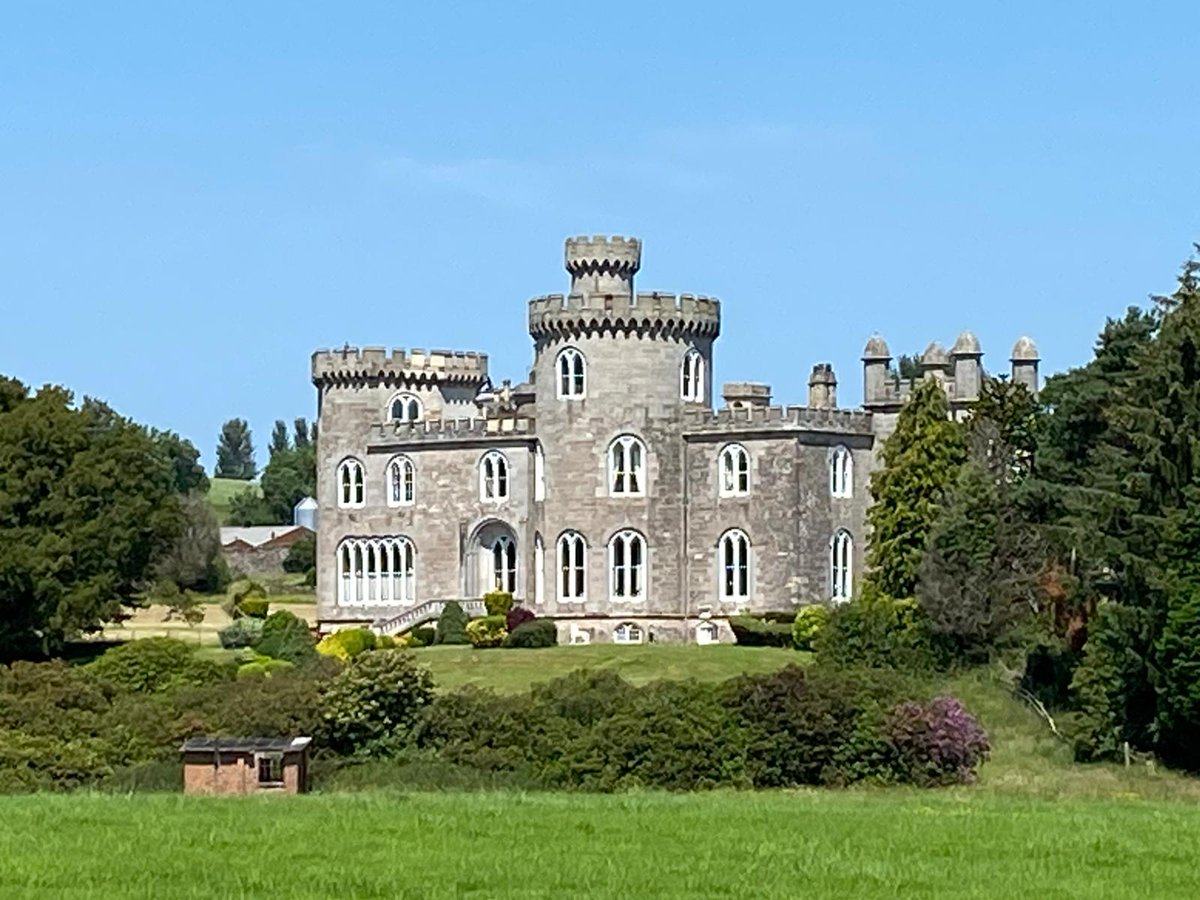 RuralSupport's tweet image. Recently our Glenarm Plough On group visited Killymoon Castle in Cookstown . After morning coffee with homemade scones & shortbread the group were guided around the Castle & gazed upon some Charolais cattle. Later the group dined in the Royal Hotel which never disappoints!