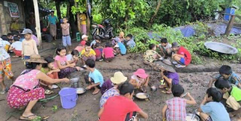 Kale Township IDPs Suffer from Flu and Skin Disease

Internally displaced people (IDPs) sheltering in the forests of southern Kale (Kalay) Township, Sagaing Region, are experiencing a surge in skin diseases and seasonal flu.

Over 30,000 IDPs are now sheltering in the forests of