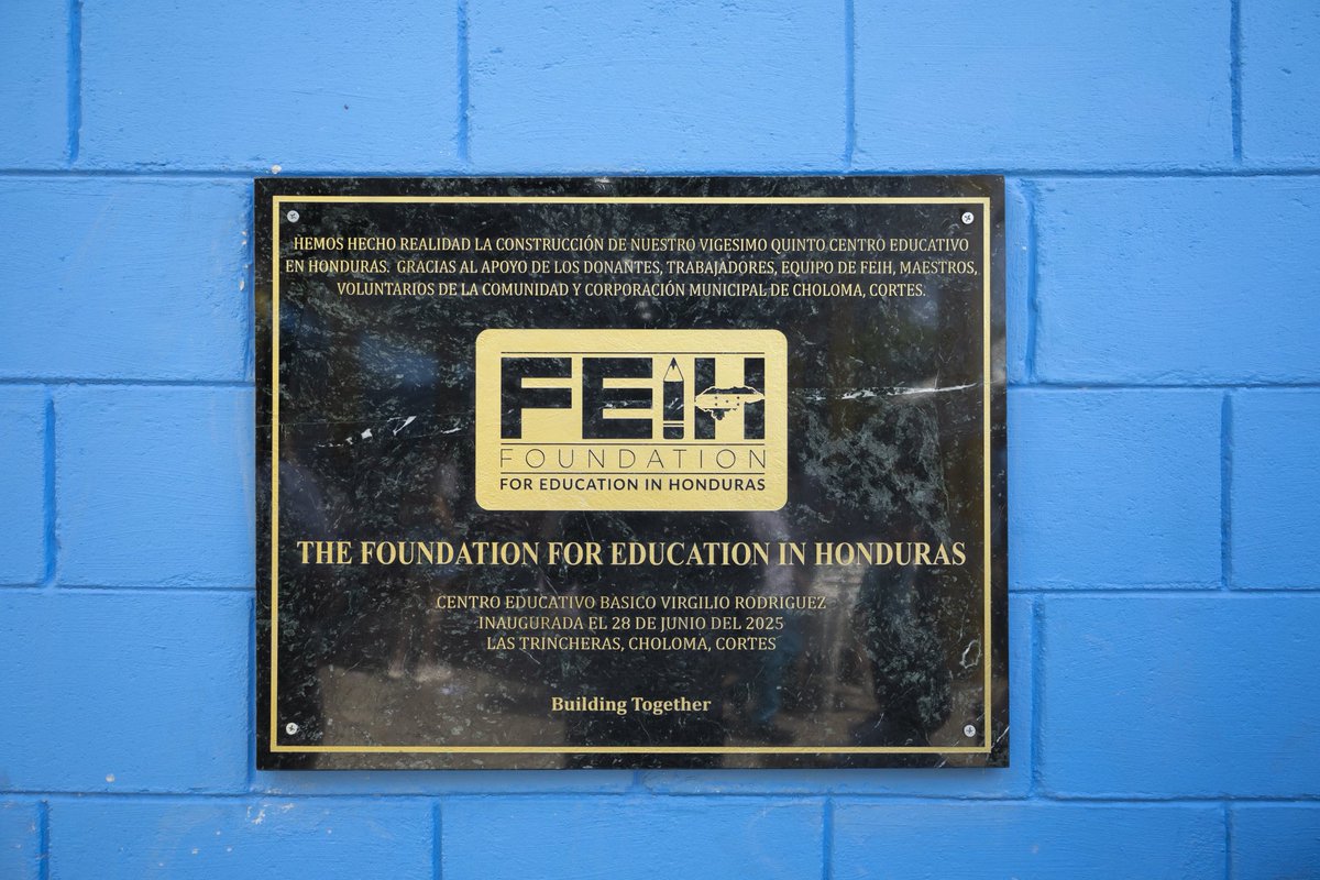 RamiroOcasio's tweet image. Hace dos semanas inauguramos nuestro proyecto más grande en Choloma, #Honduras : una escuela con 10 aulas, baños, cafetería, auditorio, laboratorio, oficina, cerca perimetral y más. Más de 300 niños se benefician y este año se gradúa la primera promoción de noveno. ¡Gracias a…