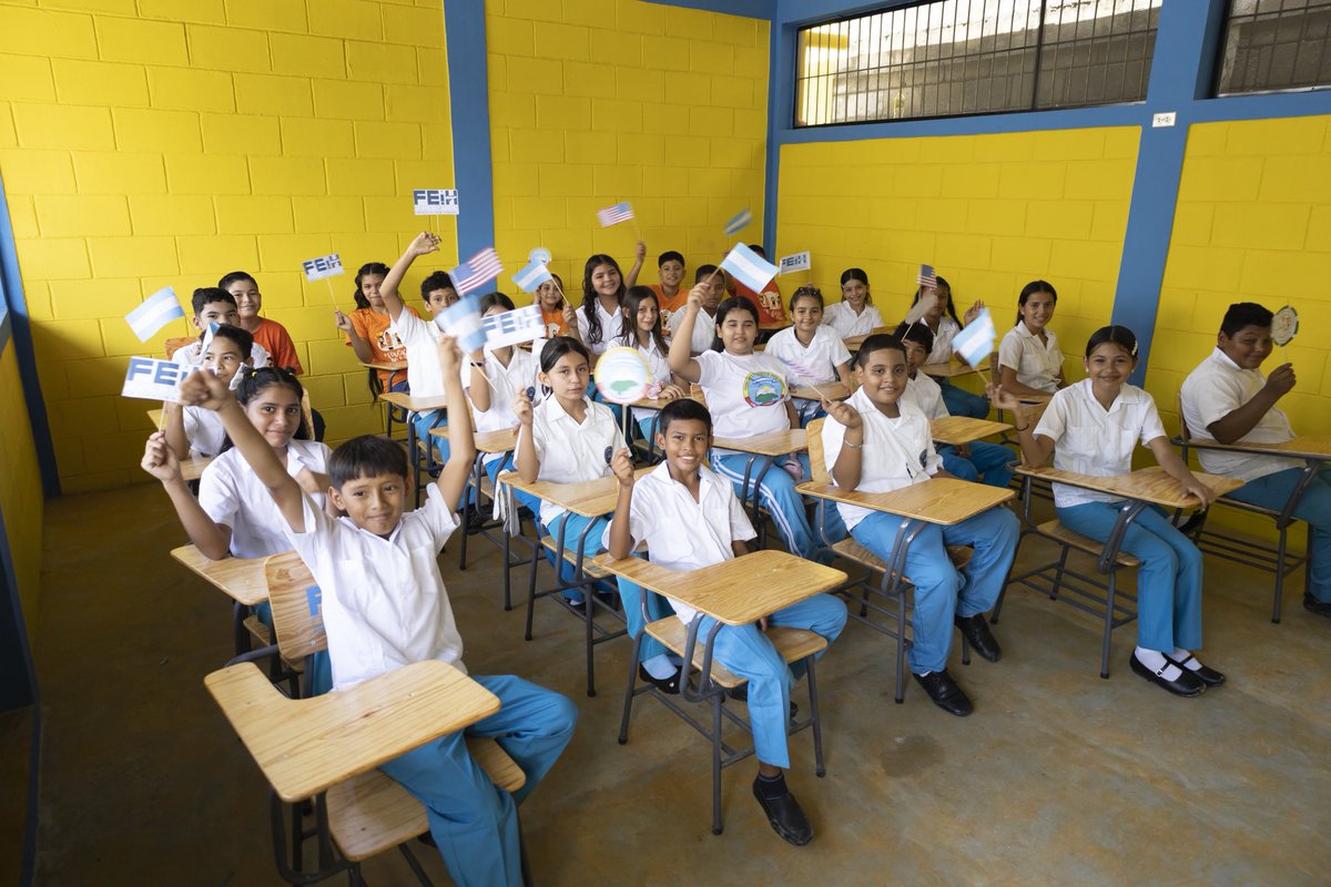 RamiroOcasio's tweet image. Hace dos semanas inauguramos nuestro proyecto más grande en Choloma, #Honduras : una escuela con 10 aulas, baños, cafetería, auditorio, laboratorio, oficina, cerca perimetral y más. Más de 300 niños se benefician y este año se gradúa la primera promoción de noveno. ¡Gracias a…