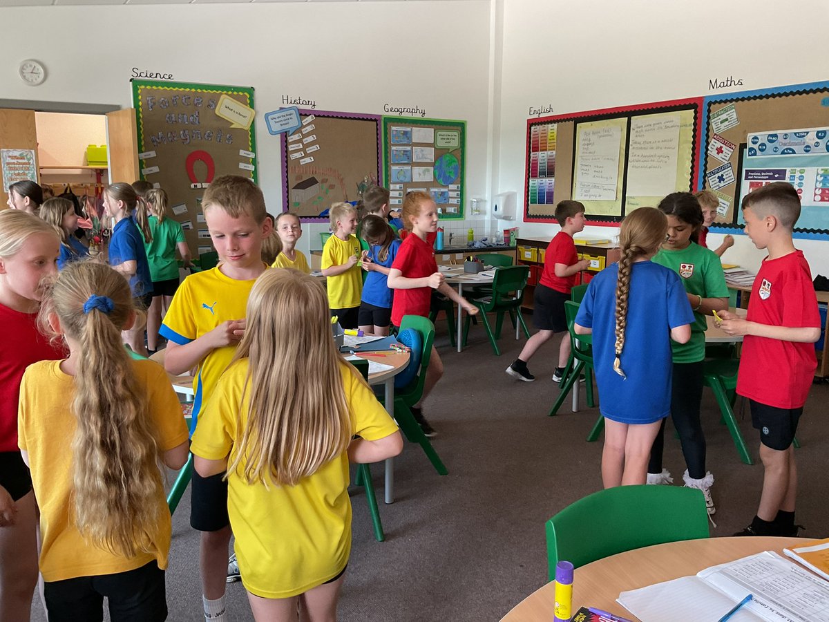 Quiz quiz trade stealing each others post it notes in our French lesson.  We were saying phrases linked to food like:

J’aime les croissants car je trouve qu’ils sont savoureux.