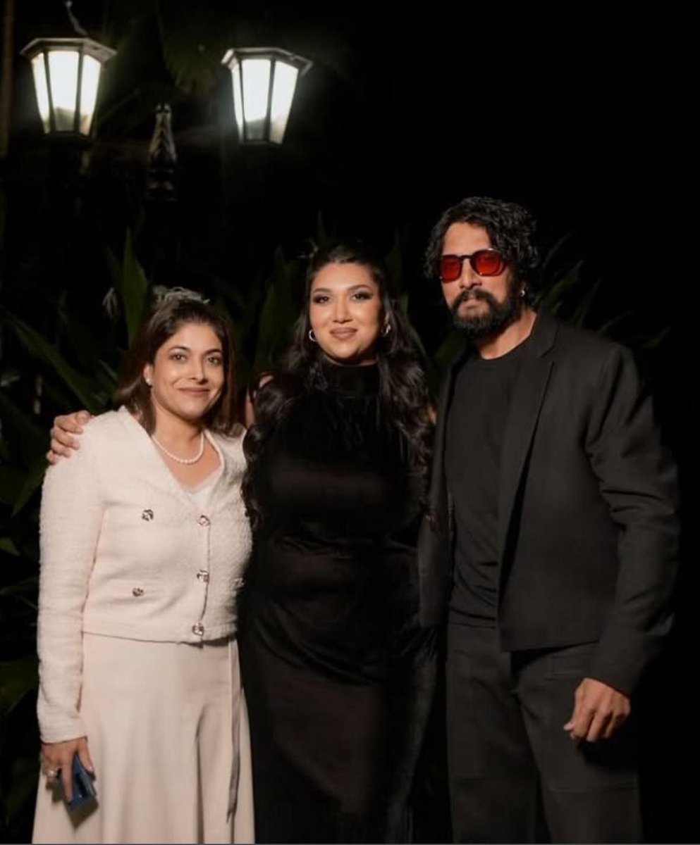 #SanviSudeep, #KichchaSudeepa &amp; #PriyaSudeep , dazzling in black, with style, grace, and heartwarming smiles.🖤✨
#FamilyGoals #MangoKannada