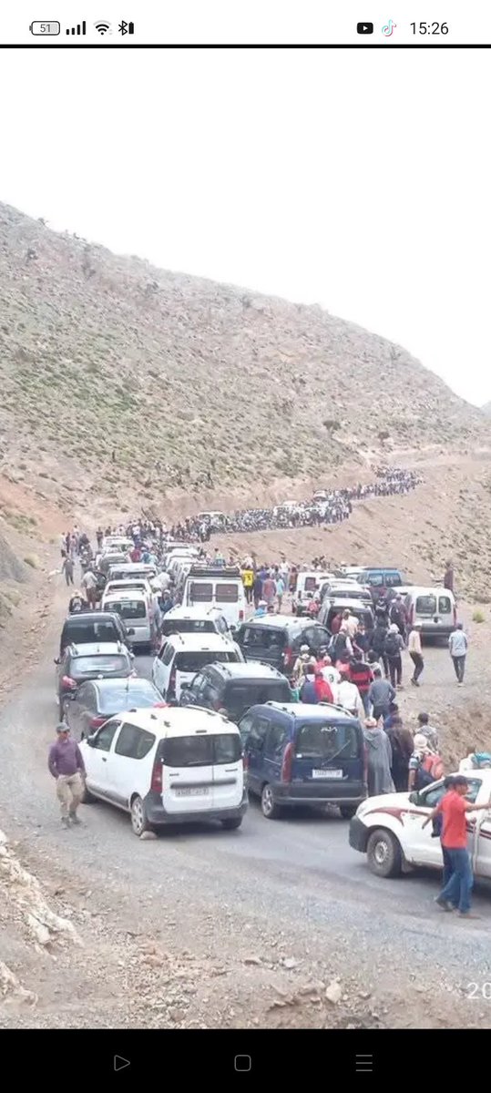 العالم القروي
تحت شعار سلمية سلمية بلا حجرة بلا جنوية،ساكنة بوكماز إقليم أزيلال تواصل المسير نحو ولاية الجهة حتى تحقيق مطالبهم.
شيء يحز في النفس ونحن مقبلين على تنظيم تظاهرات عالمية،ماهكذا تورد الإبل يا حكومة أخنووووووووش،أين أصحاب تازة قبل غزة