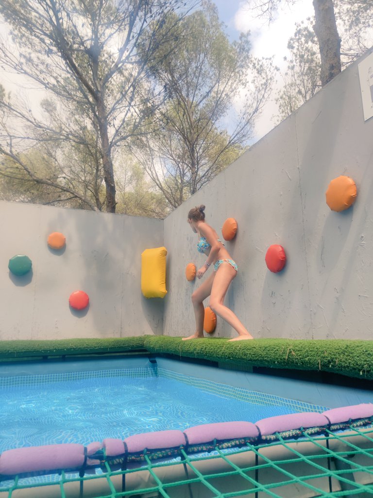 Hoy los grupos de G2 y G3 de #Kumpania nos hemos desplazado hasta Aventura Valencia para disfrutar de su actividad de Humor Amarillo.🎉

➡️ Risas
➡️ Diversión 
➡️ Trabajo en equipo
➡️ Agua
➡️ Compañerismo

¡Lo hemos pasado en grande!😍

#FSE #UE