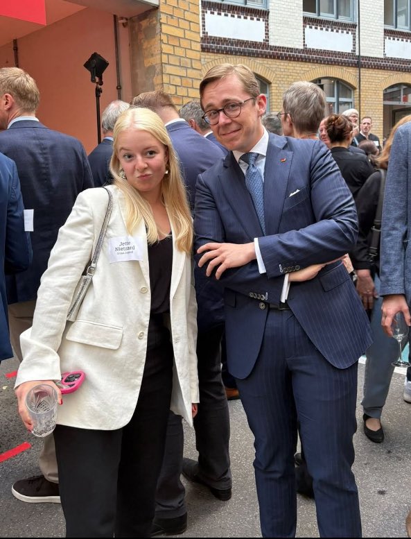 florianww's tweet image. Nennt mich kitschig, aber ich bin froh, in einem Land zu leben, in dem zwei Politiker, die kaum gegensätzlichere politische Meinungen vertreten könnten, so ein Foto zusammen machen.