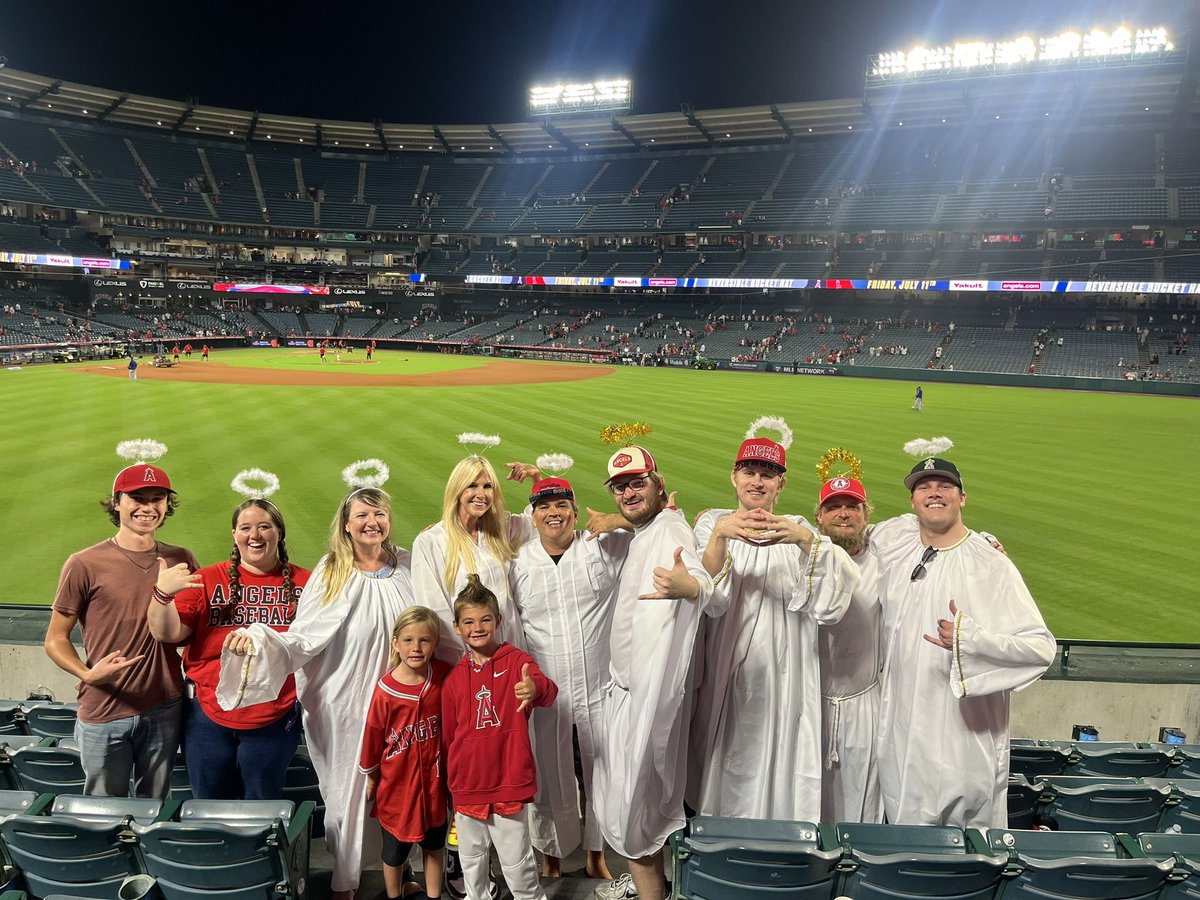 TheRealLisaMB's tweet photo. Big Win last night! Go Angels! #RepTheHalo @Angels https://t.co/HpVFfAeMiP