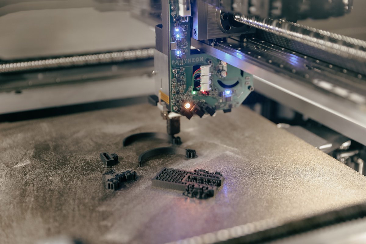 iiiarmoredcorps's tweet image. The battlefield is changing, and so are we. 1st AIRCAV BDE is embracing tech like 3D printing to build drones & parts on demand, maintaining lethality & keeping our Soldiers safer. Staying ahead of threats keeps us ready to deter & defeat any enemy, anywhere.
@USArmy | @FORSCOM